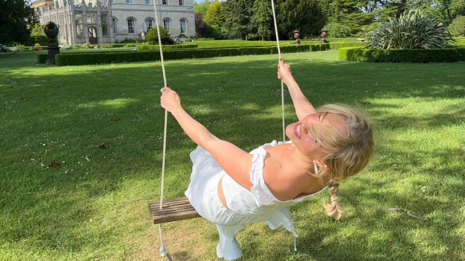 Vrouw op schommel.