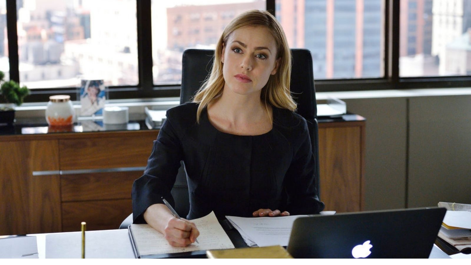 Vrouw achter bureau.