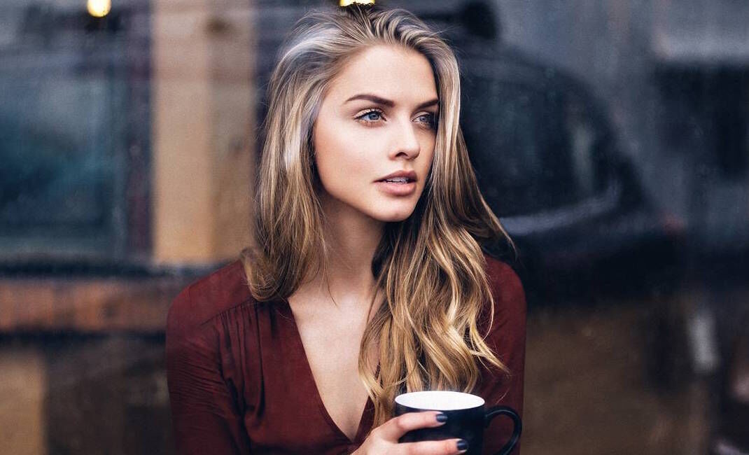 koffie-gefocust-werk-vrouw-femfem