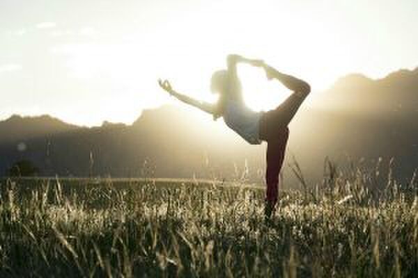 Illustratie voor: Beginnen met yoga? Zo voer jij de perfecte Zonnegroet uit