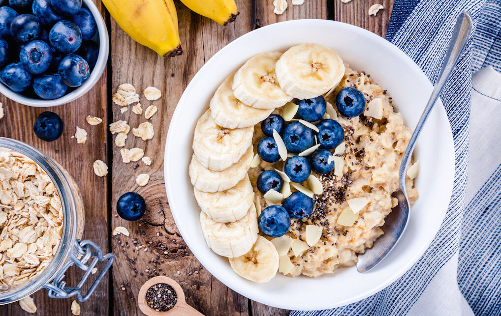 Breakfast: oatmeal with bananas, blueberries, chia seeds and almonds