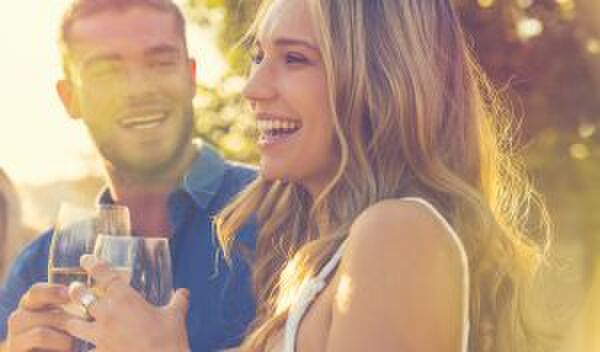 Illustratie voor: Het perfecte excuus: alcohol maakt je aantrekkelijker