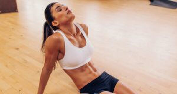 Illustratie voor: Met deze buikspieroefeningen ben jij in no-time klaar voor de zomer