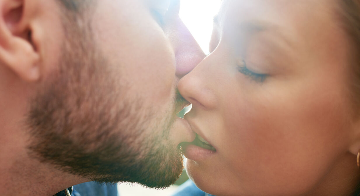 onder-de-lakens-man-vrouw-zoenen
