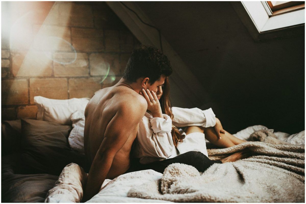 Koppel-bed-sex-praten-FEMFEM