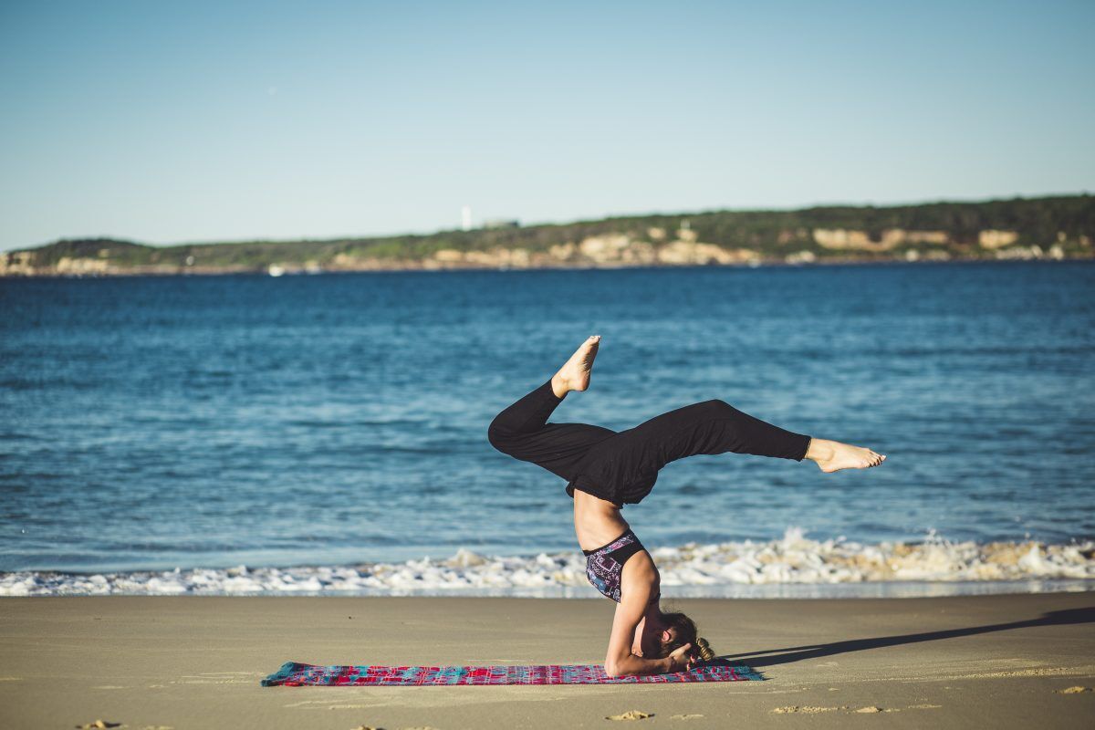 yoga-strand-water-FEMFEM