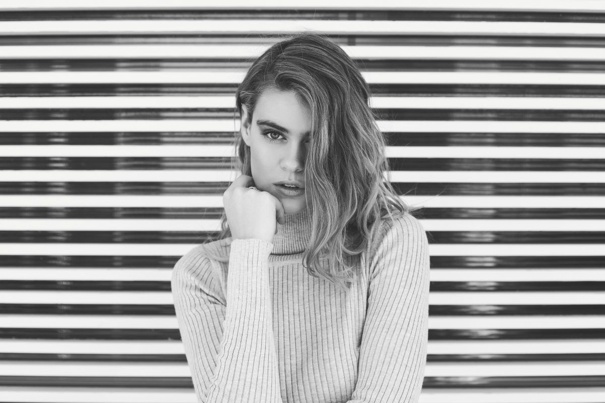 vrouw-zelfverzekerd-muur-FEMFEM
