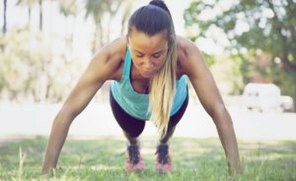 Illustratie voor: Geen sportschool? Met deze workout heb je alleen je lichaamsgewicht nodig
