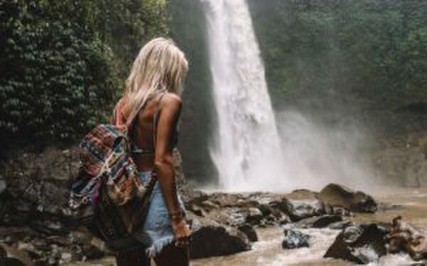 Illustratie voor: Droom jij erover om als solovrouw de wereld rond te reizen? Dit is je guideline