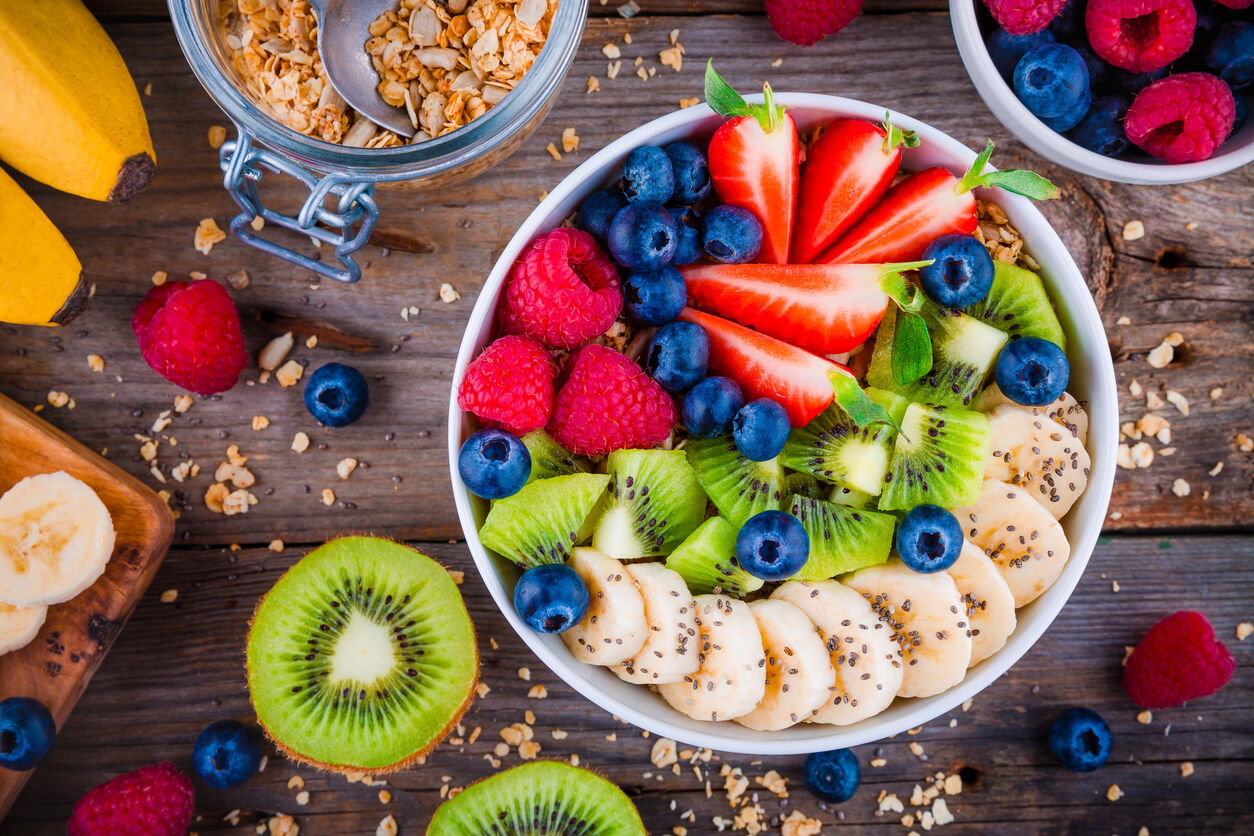 Breakfast bowl: granola with banana, kiwi, raspberry, strawberry, blueberry and chia seeds