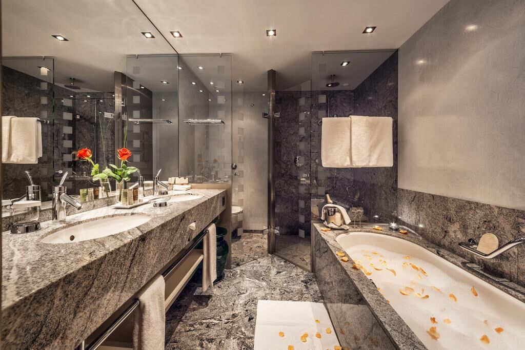tshuggen grand hotel badkamer