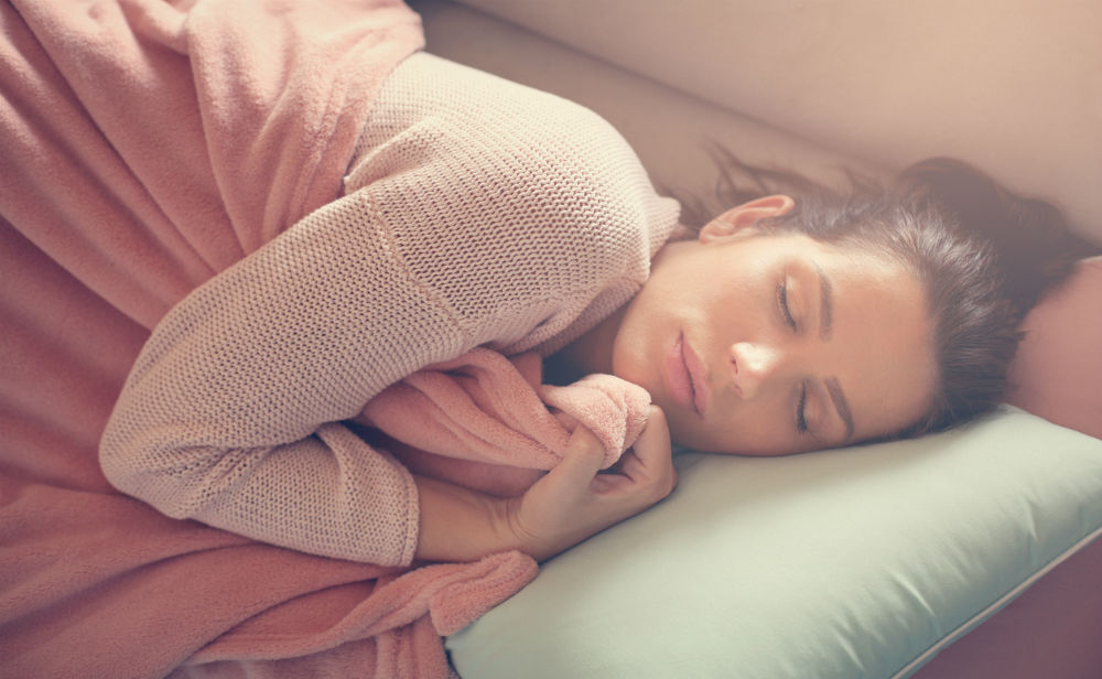 Word je vaak midden in de nacht wakker Hier kan het aan liggen slapen FEMFEM