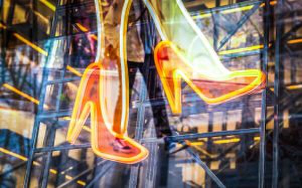 Illustratie voor: Zo krijg jij geen pijn aan je voeten na een avondje dansen op hakken