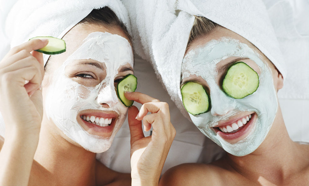 maskertjes doen met vriendinnen femfem