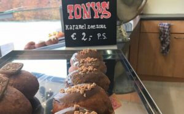 Illustratie voor: Hemels: deze oliebollen zijn gevuld met Tony’s Chocolonely karamel zeezout!