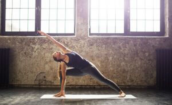 Illustratie voor: Skip de koffie, deze yoga oefeningen geven je genoeg energie voor de hele ochtend