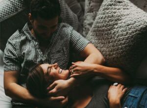 Illustratie voor: Onderzoek: Netflix is funest voor je seksleven