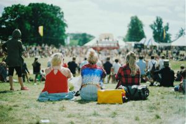 Illustratie voor: Science says: het bezoeken van festivals vermindert stress