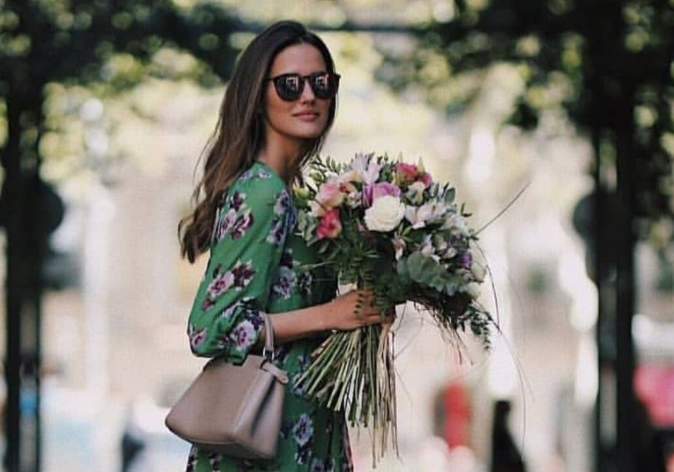 holding-flower-fem-fem