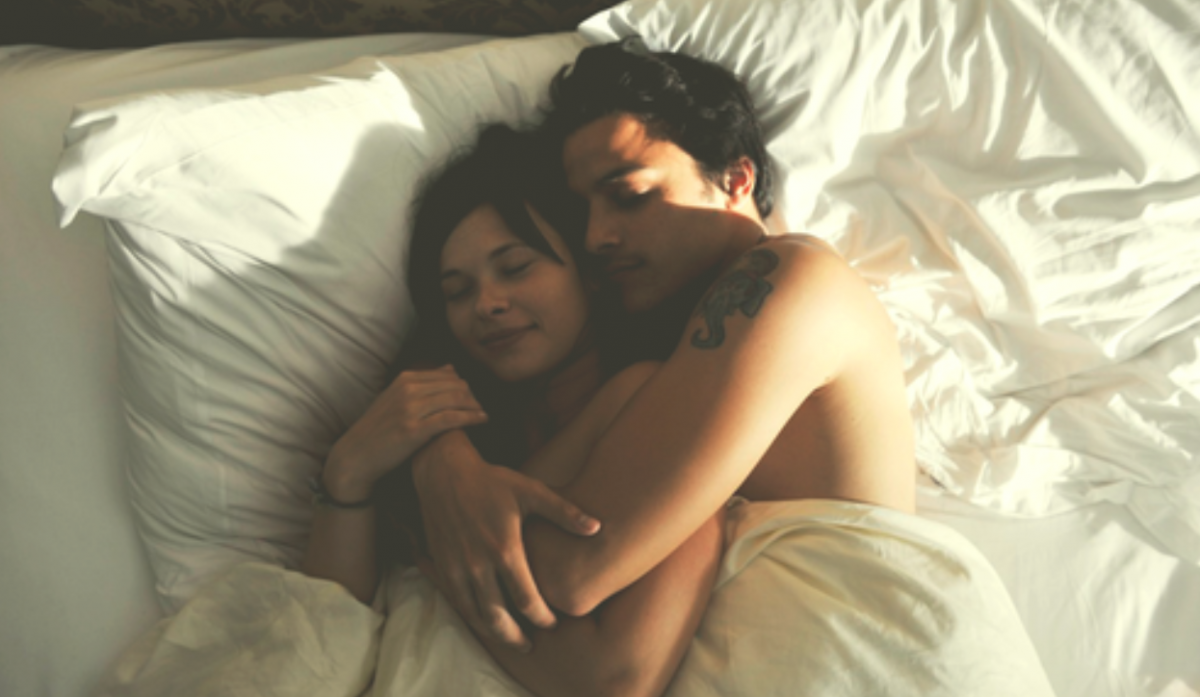fem-fem-knuffelen-bed