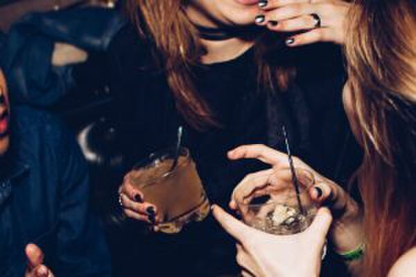 Illustratie voor: Dit is hoeveel we per jaar kwijt zijn aan online shoppen terwijl we dronken zijn