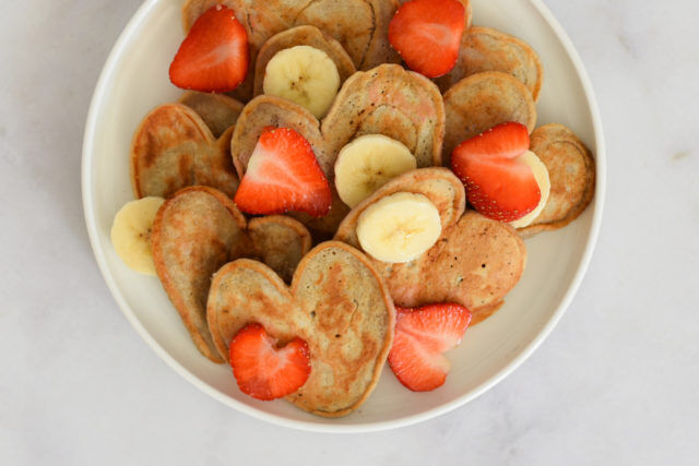 Vegan hartjespannenkoeken met banaan en rood fruit_horizontaal