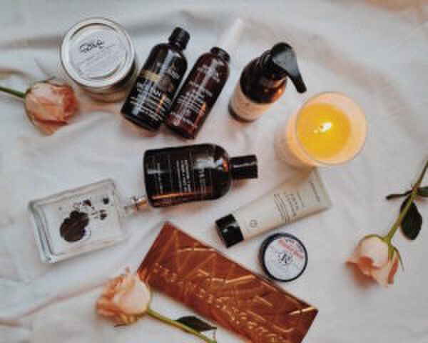 Illustratie voor: Zo maak jij je make-up collectie duurzamer en huidvriendelijker