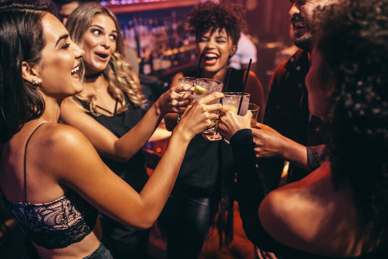 Hoe gedraag jij je na een paar drankjes? Je sterrenbeeld verraadt het FEM FEM