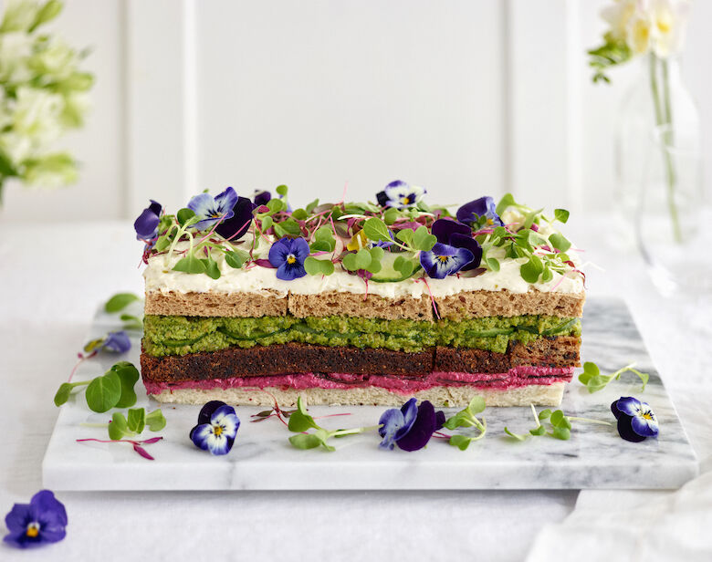 Feestelijke sandwichtaart met wasabi-erwtenvulling - staand
