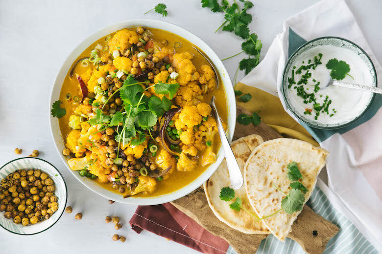 Gele curry van bloemkool met geroosterde kikkererwten - liggend1