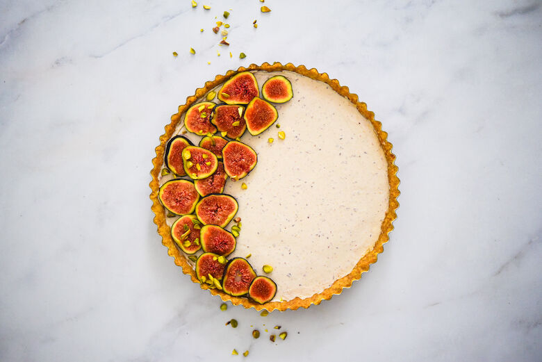 Mascarpone-vijgentaart met verse vijgen en hoemoes - liggend