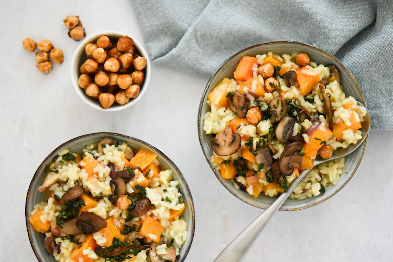 Vegan pompoenrisotto met gebakken paddenstoelen, rode ui en geroosterde hazelnoten - liggend - optie A