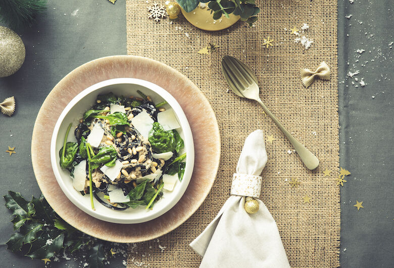 Zwarte pasta met witte truffelsaus en spinazie - liggend