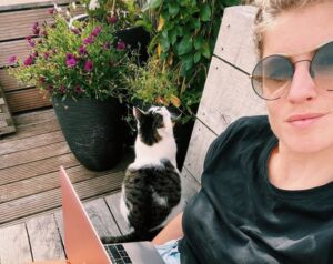 Illustratie voor: Te huur: Marieke Elsinga’s Amsterdamse appartement mét dakterras