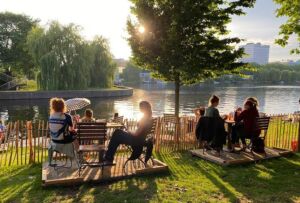 Illustratie voor: Dit zijn 10 Amsterdamse terrassen om van een drankje én het zonnetje te genieten
