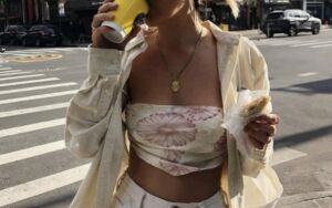 Illustratie voor: 5 x manieren om een sjaal als top te dragen