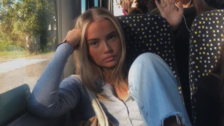 meisje openbaar vervoer