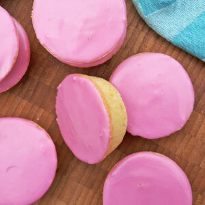 glazuur-van-een-roze-koek