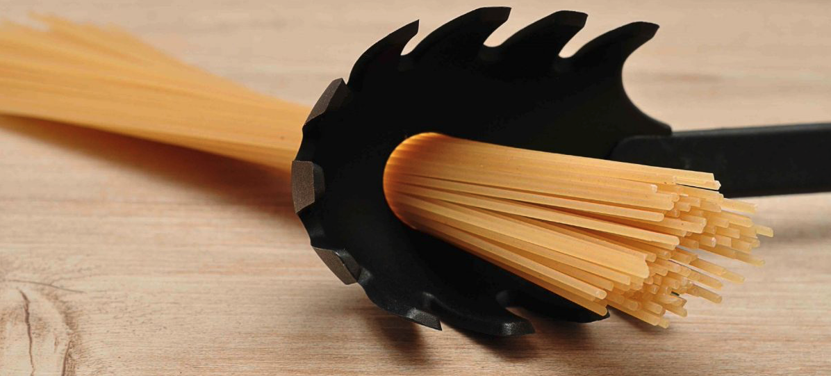 Dit is waarom er een gat in een spaghetti opscheplepel zit