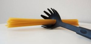 waarom er een gat zit in een spaghetti opscheplepel
