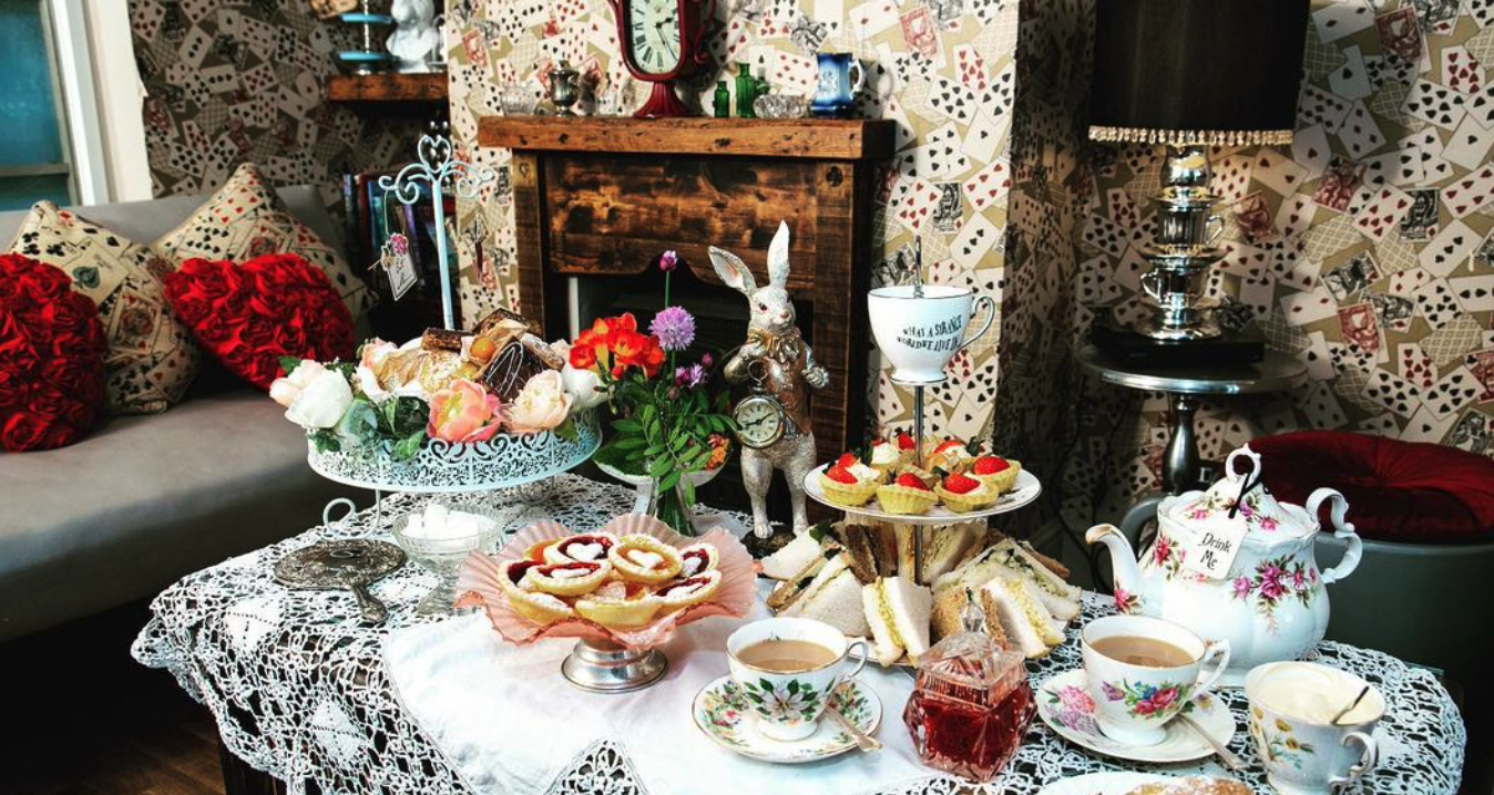 In Engeland kun je in een hotel met Alice in Wonderland thema slapen