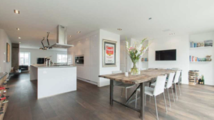 penthouse van Monica Geuze in Vinkeveen staat te koop