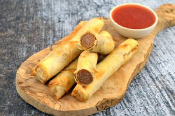 Illustratie voor: Deze loempia frikandel uit de airfryer eet jij op de volgende borrel