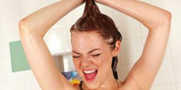 Illustratie voor: Deze TikTok hack leert ons hoe we minder ons haar hoeven te wassen