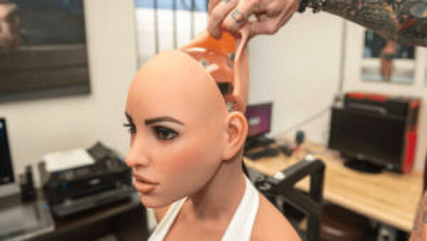 Illustratie voor: Over 30 jaar kun je een robotpartner hebben waar je ook het bed mee deelt