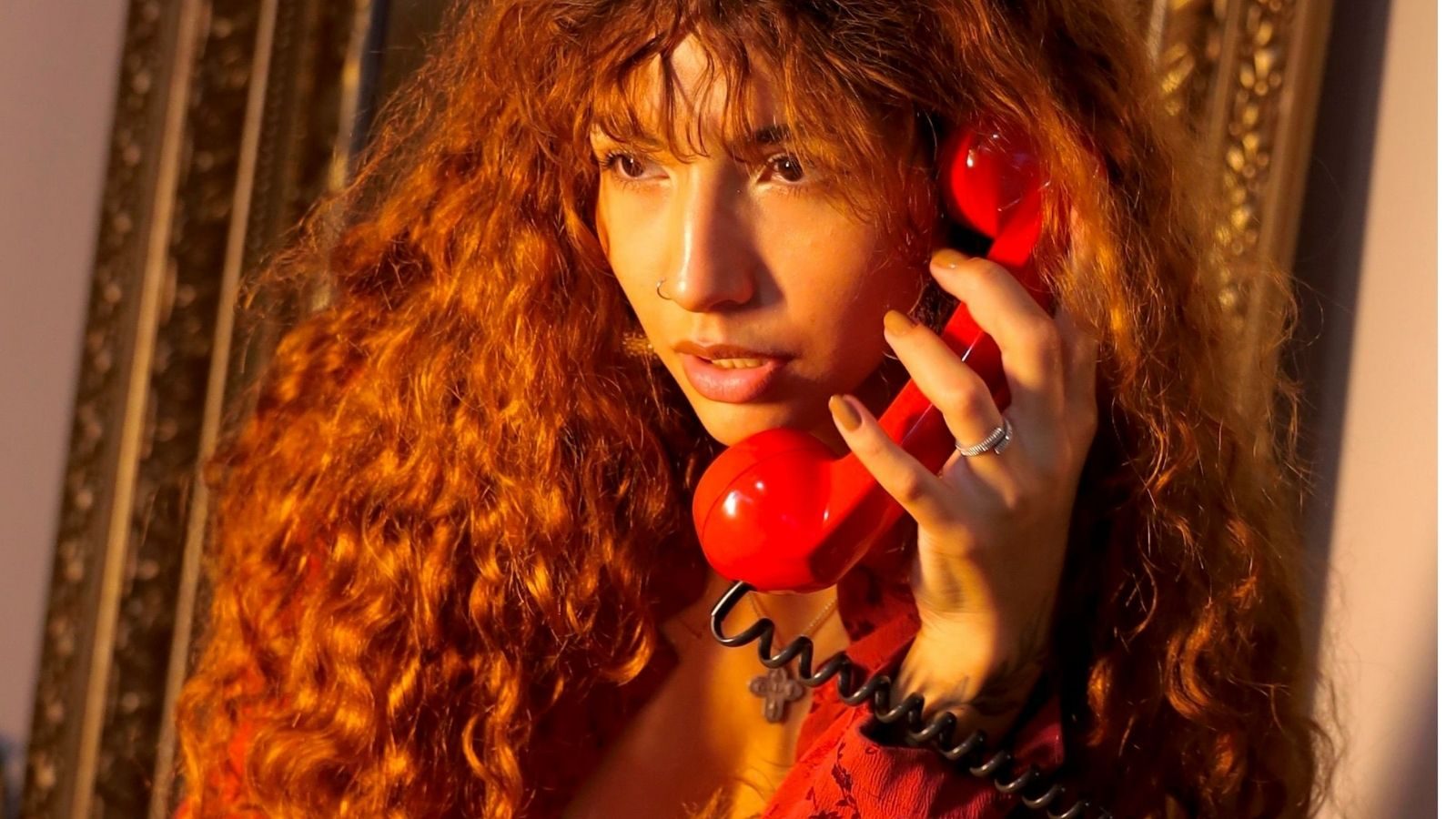 Vrouw aan de telefoon.