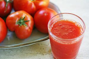tomatensap in een vliegtuig
