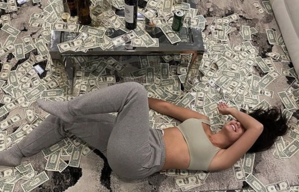 zoekt een vrouw om het geld mee te delen