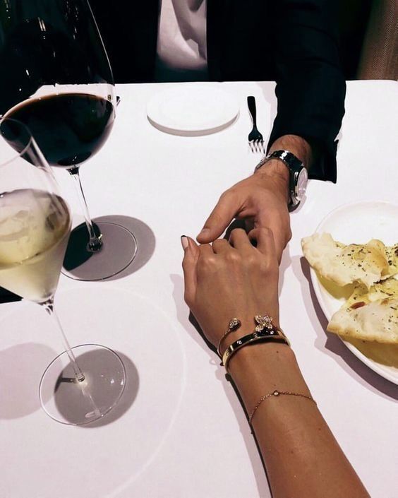 diner date boyfriend hand