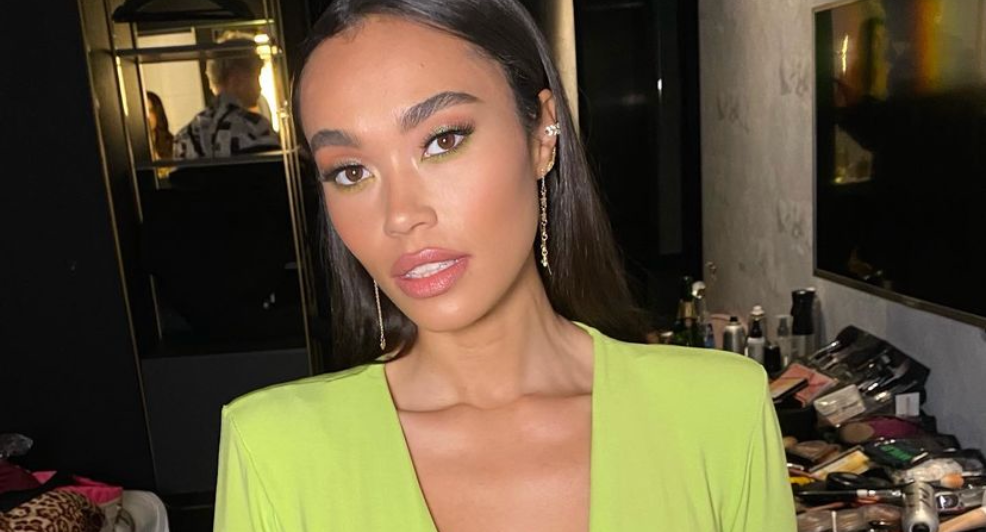 Romy Monteiro uit de kleren bikini kiekje 